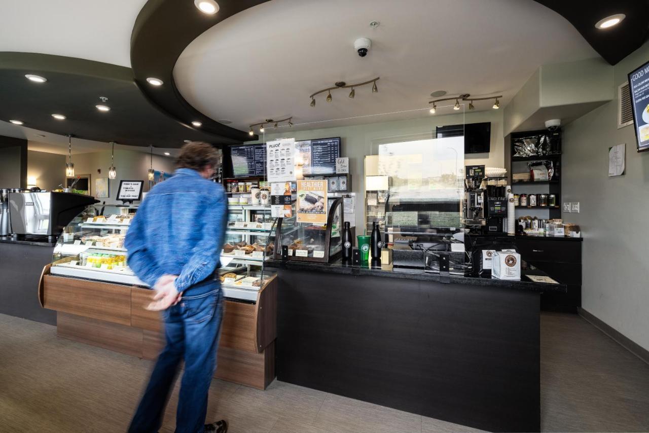 Home Inn & Suites Regina Airport 외부 사진