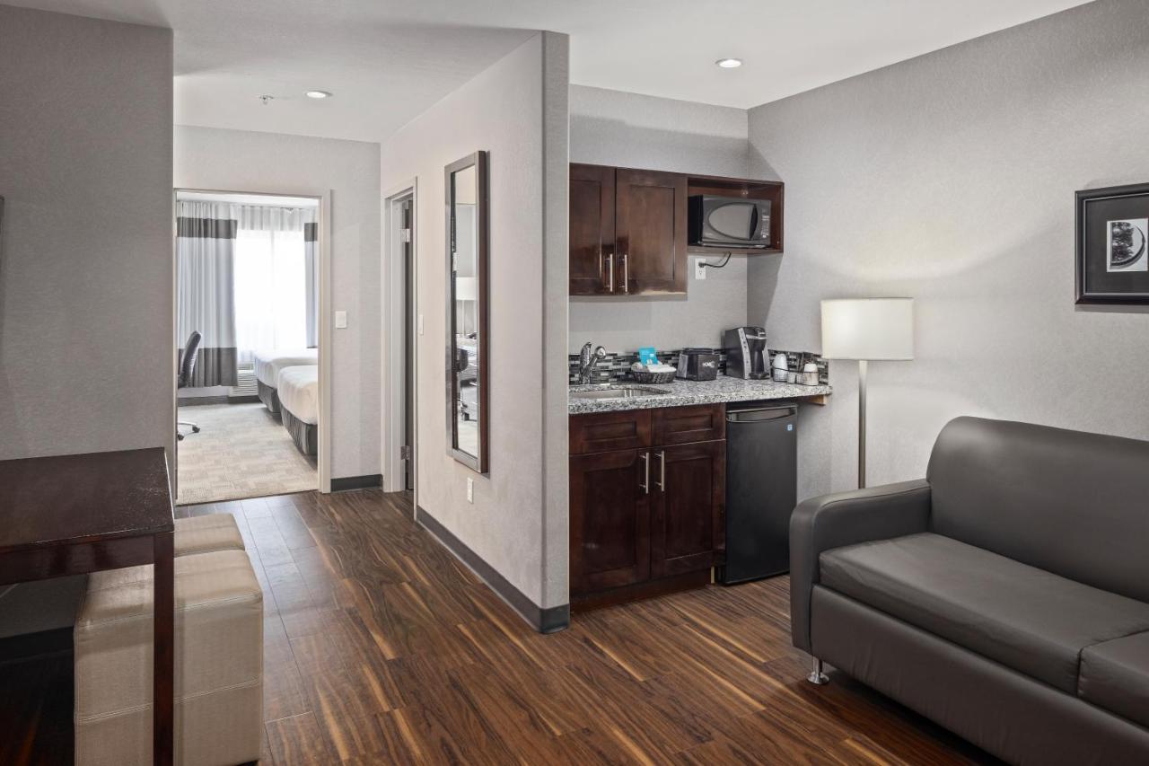 Home Inn & Suites Regina Airport 외부 사진