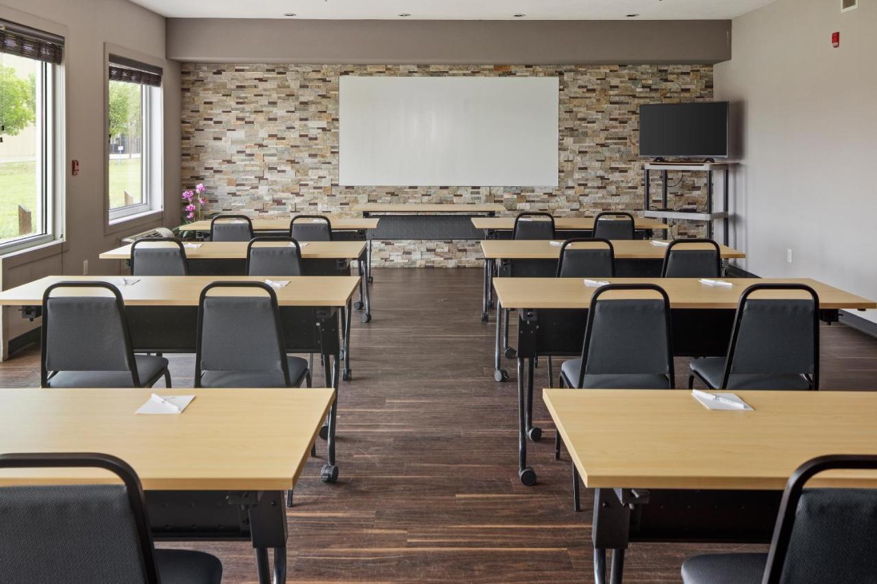 Home Inn & Suites Regina Airport 외부 사진