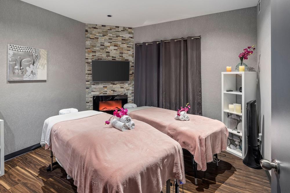 Home Inn & Suites Regina Airport 외부 사진